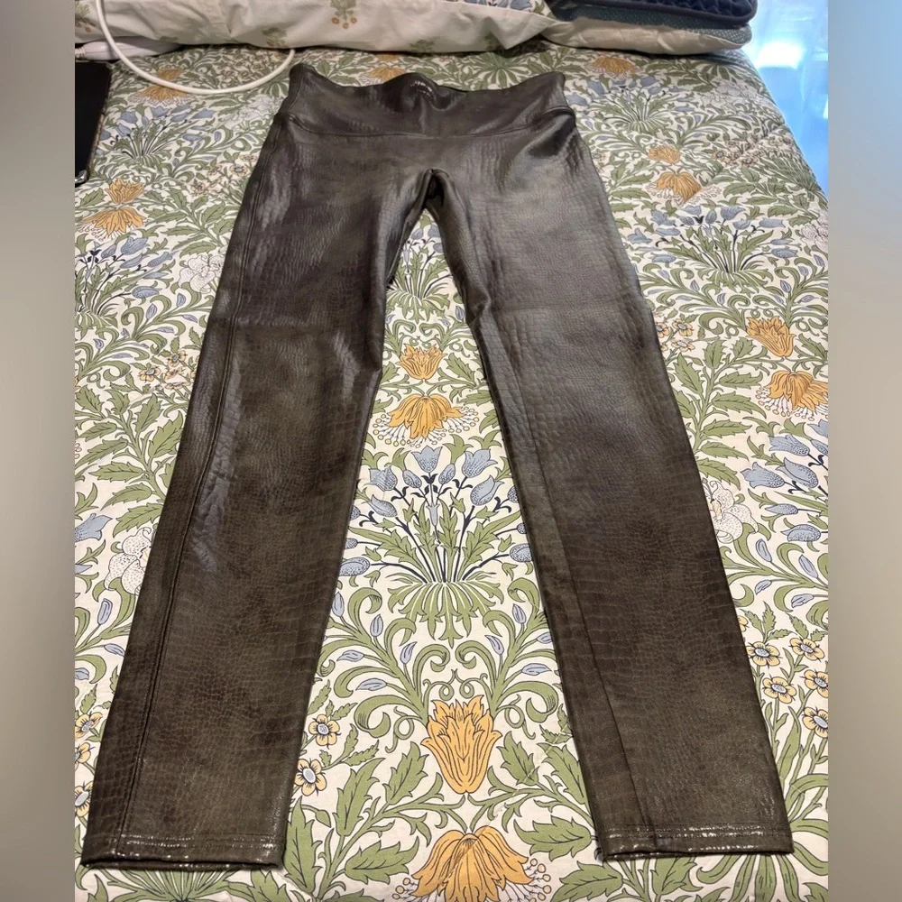 SPANX Crocodile Texture Shades of Olive Leggings - Picture 3 of 9